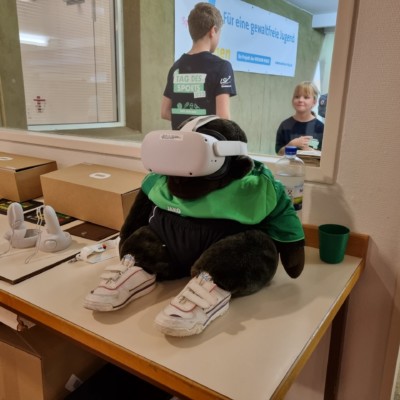 Maskottchen Hubert beim VR-Bowling